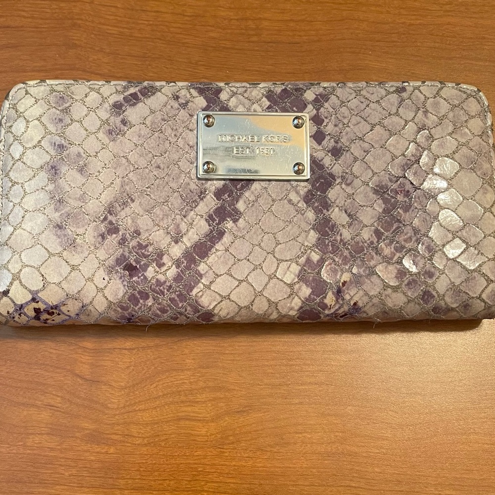 Michael Kors
snakeskin-print wallet